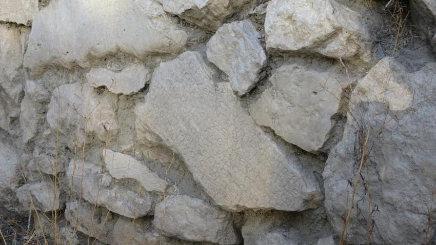 Roma imparatorunun mektubu, Burdur'daki evin duvarlarından çıktı! İnşaat malzemesi olarak kullanmışlar