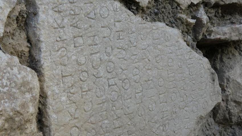 Roma imparatorunun mektubu, Burdur'daki evin duvarlarından çıktı! İnşaat malzemesi olarak kullanmışlar