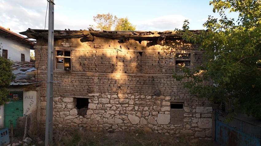 Roma imparatorunun mektubu, Burdur'daki evin duvarlarından çıktı! İnşaat malzemesi olarak kullanmışlar