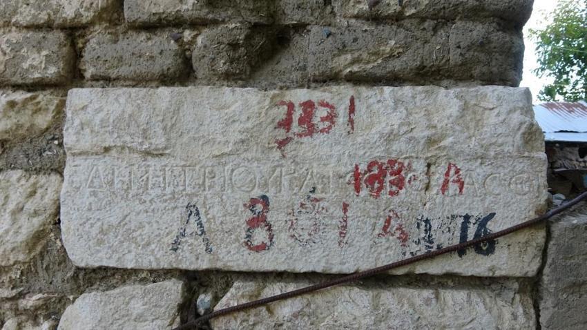 Roma imparatorunun mektubu, Burdur'daki evin duvarlarından çıktı! İnşaat malzemesi olarak kullanmışlar