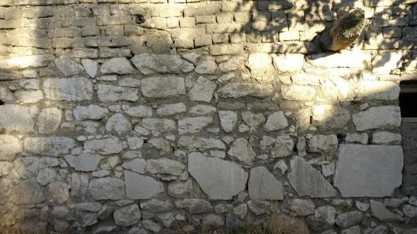 Roma imparatorunun mektubu, Burdur'daki evin duvarlarından çıktı! İnşaat malzemesi olarak kullanmışlar