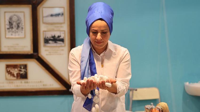 Nevşehirli kadın usta 'beyaz altını' işleyerek turistlere satıyor! Her şey babasının atölyesini gezmesiyle başladı