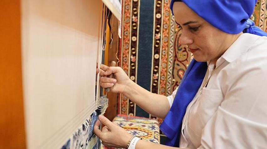 Nevşehirli kadın usta 'beyaz altını' işleyerek turistlere satıyor! Her şey babasının atölyesini gezmesiyle başladı