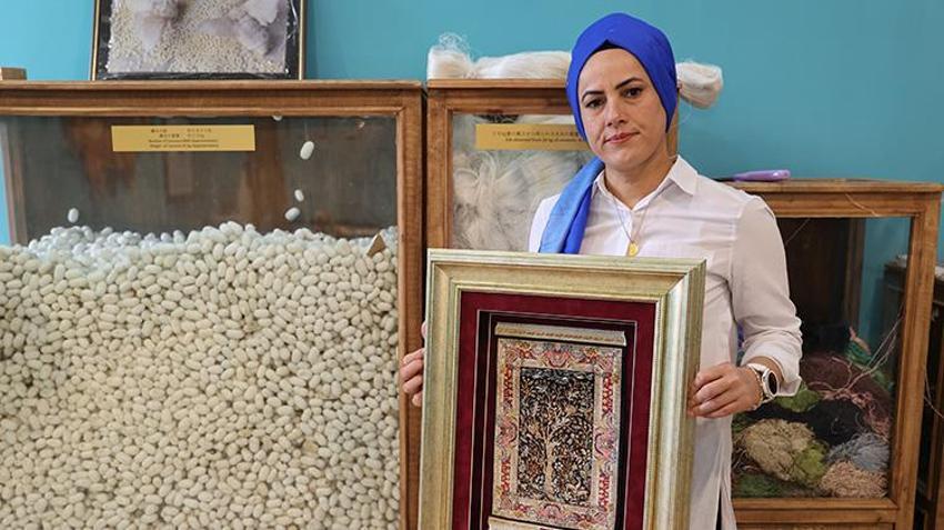 Nevşehirli kadın usta 'beyaz altını' işleyerek turistlere satıyor! Her şey babasının atölyesini gezmesiyle başladı