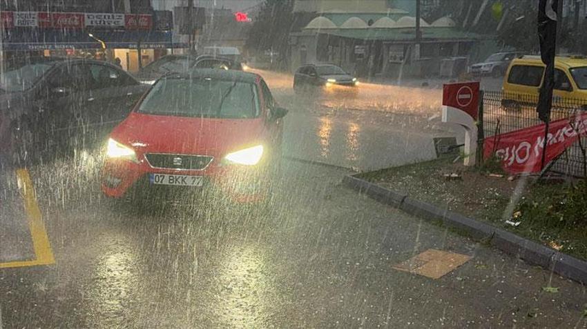 Sağanak, dolu ve kuvvetli rüzgar Antalya'da hayatı felç etti