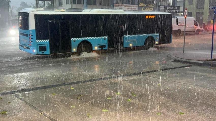 Sağanak, dolu ve kuvvetli rüzgar Antalya'da hayatı felç etti