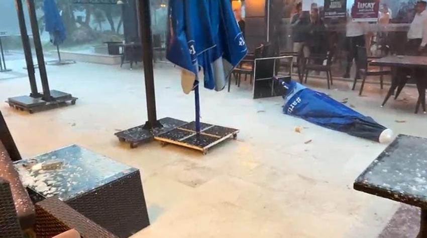 Sağanak, dolu ve kuvvetli rüzgar Antalya'da hayatı felç etti