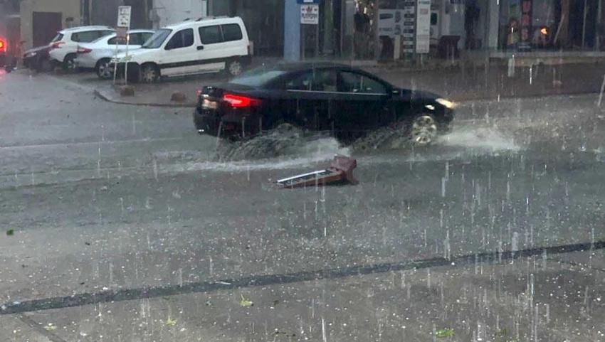 Sağanak, dolu ve kuvvetli rüzgar Antalya'da hayatı felç etti