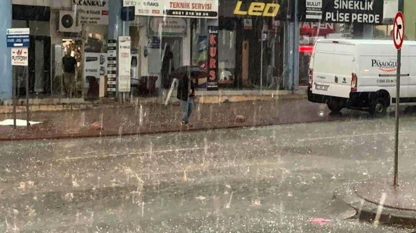 Sağanak, dolu ve kuvvetli rüzgar Antalya'da hayatı felç etti