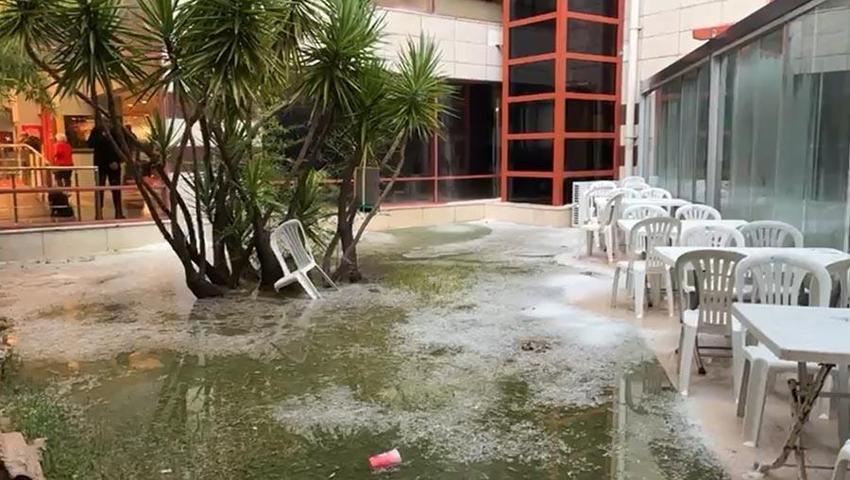 Sağanak, dolu ve kuvvetli rüzgar Antalya'da hayatı felç etti