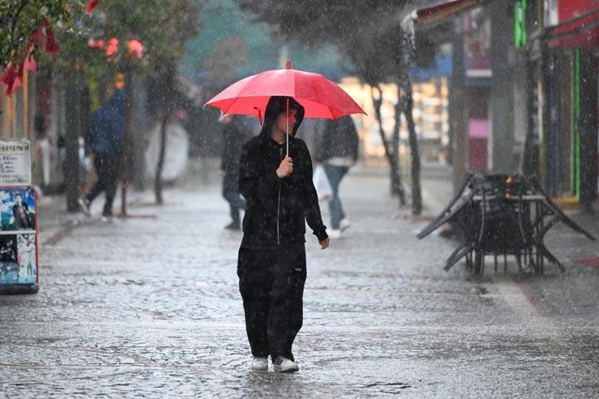Yağmur ve gök gürültülü sağanak yağışlar kuvvetli geliyor! Meteoroloji ve bakanlıktan uyarılar peş peşe geldi: 17 ilde etkili olacak