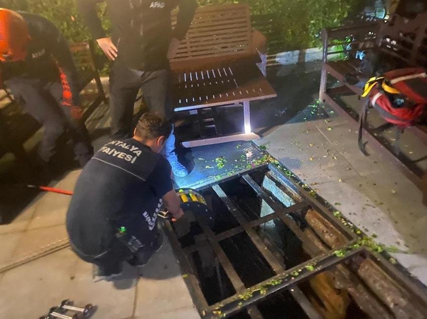 Antalya'da sığındıkları mağarada mahsur kaldılar: İtfaiye ekipleri, deniz polisi ve AFAD harekete geçti