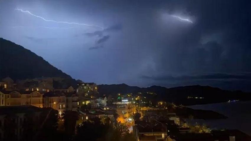 Antalya Kaş'ta şimşekler geceyi gündüze çevirdi! Muhteşem doğa olayı kameraya yansıdı