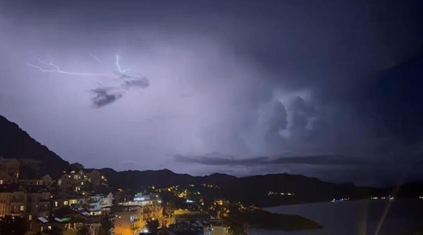 Antalya Kaş'ta şimşekler geceyi gündüze çevirdi! Muhteşem doğa olayı kameraya yansıdı