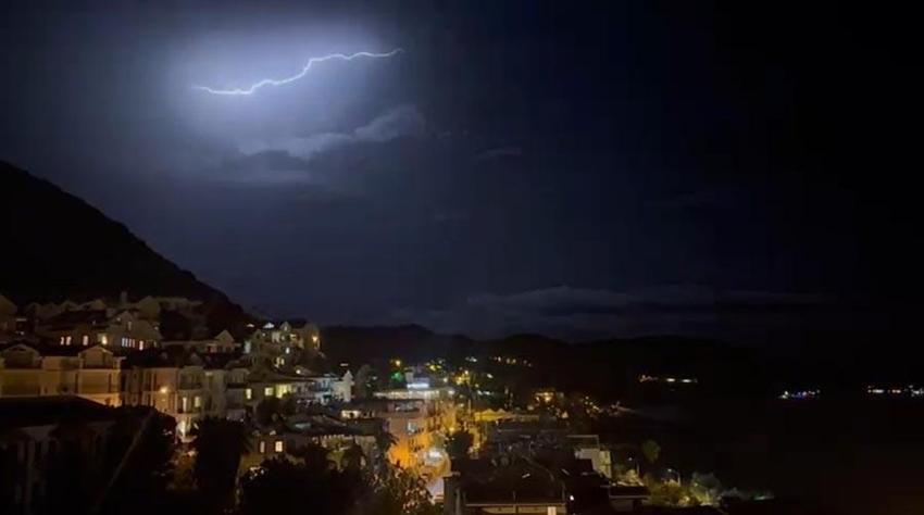 Antalya Kaş'ta şimşekler geceyi gündüze çevirdi! Muhteşem doğa olayı kameraya yansıdı