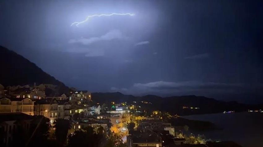 Antalya Kaş'ta şimşekler geceyi gündüze çevirdi! Muhteşem doğa olayı kameraya yansıdı