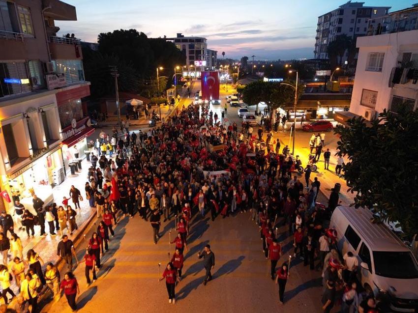 Hatay Dörtyol'da Cumhuriyet'in 102. yıl dönümü dolayısıyla yürüyüş düzenlendi