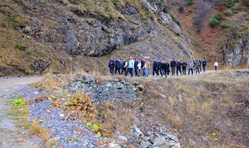 Karadeniz'in yeni simgesi Trabzon il sınırına dikildi! Dünyanın en tehlikeli yolunda yapıldı