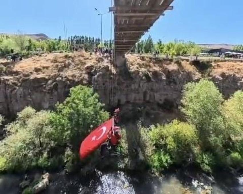 Van'da Cumhuriyet kutlaması! Şelale önünde bayrak açtılar
