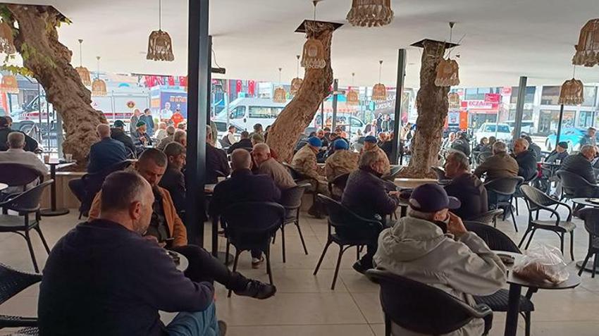 Balıkesir beşik gibi! Sındırgı'da deprem korkusu bitmiyor, evlerine girmeye çekinenler, çadırlarda kalıyor