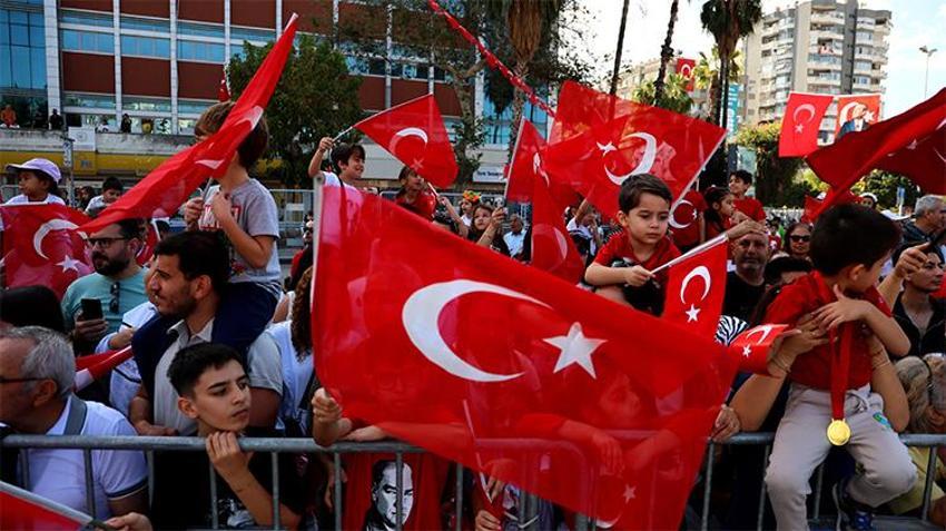 Cumhuriyet coşkusu tüm yurdu sardı! Her yer kırımızı- beyaza büründü, işte renkli görüntüler