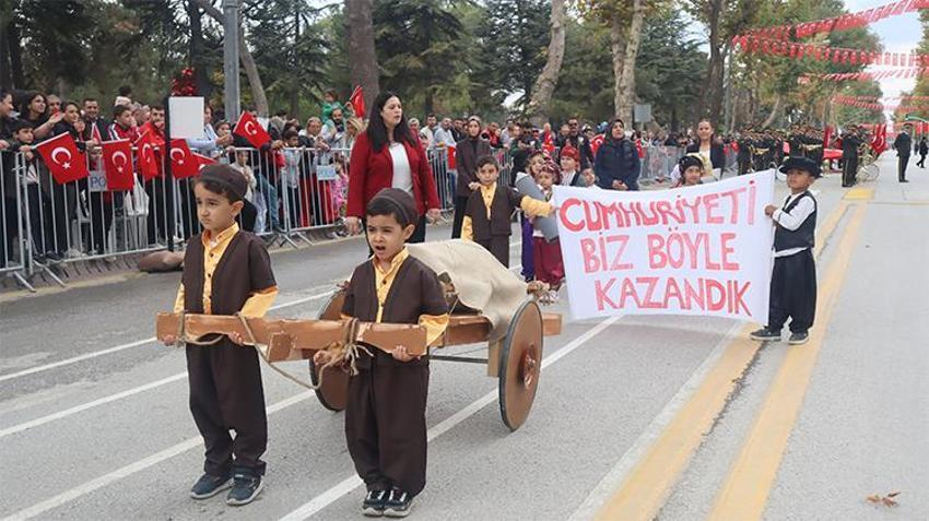 Cumhuriyet coşkusu tüm yurdu sardı! Her yer kırımızı- beyaza büründü, işte renkli görüntüler