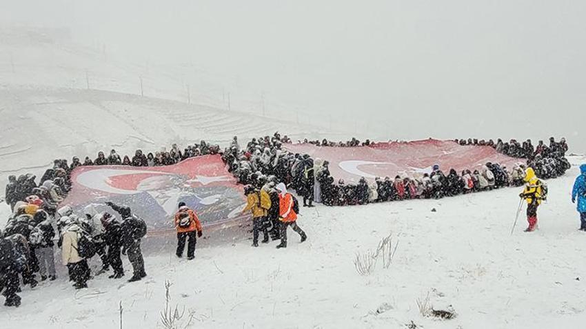 Erzurum Atatürk Üniversitesi öğrencileri tipiye yakalandı! Palandöken Dağı'nda İstiklal Marşı okudular