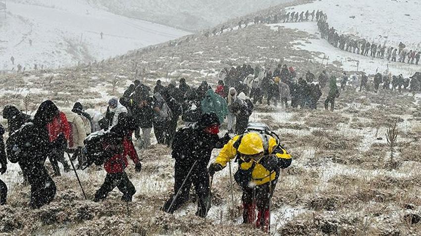 Erzurum Atatürk Üniversitesi öğrencileri tipiye yakalandı! Palandöken Dağı'nda İstiklal Marşı okudular
