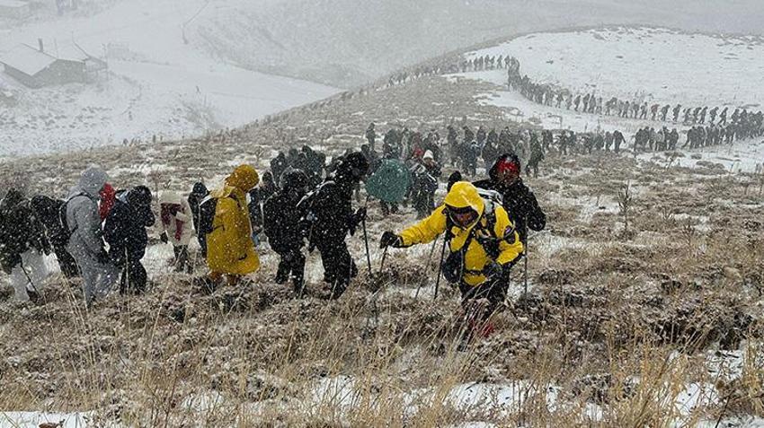 Erzurum Atatürk Üniversitesi öğrencileri tipiye yakalandı! Palandöken Dağı'nda İstiklal Marşı okudular