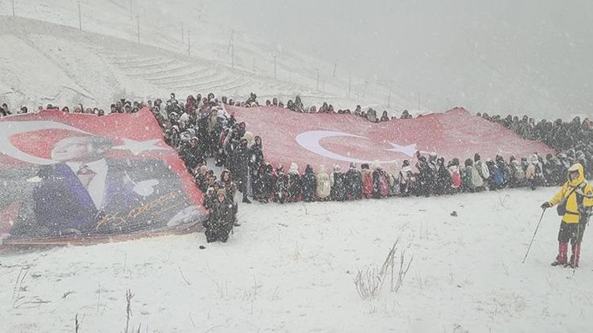 Erzurum Atatürk Üniversitesi öğrencileri tipiye yakalandı! Palandöken Dağı'nda İstiklal Marşı okudular