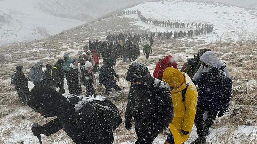 Erzurum Atatürk Üniversitesi öğrencileri tipiye yakalandı! Palandöken Dağı'nda İstiklal Marşı okudular