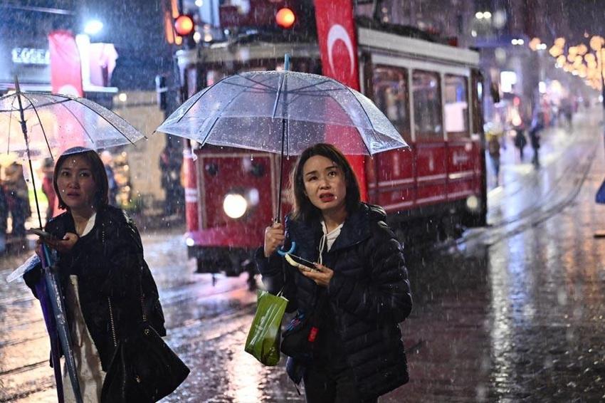 Karla karışık yağmur ve gök gürültülü sağanak yağış uyarısı! Meteoroloji hava tahmin raporuyla illeri tek tek açıkladı