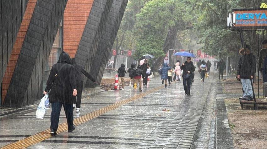Karla karışık yağmur ve gök gürültülü sağanak yağış uyarısı! Meteoroloji hava tahmin raporuyla illeri tek tek açıkladı
