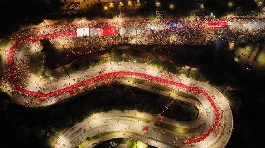 Antalya'da Cumhuriyet coşkusu! 400 metrelik dev bayrağı yüzlerce kişi taşıdı