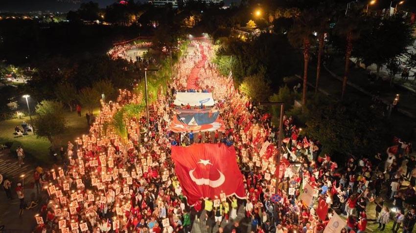 Antalya'da Cumhuriyet coşkusu! 400 metrelik dev bayrağı yüzlerce kişi taşıdı