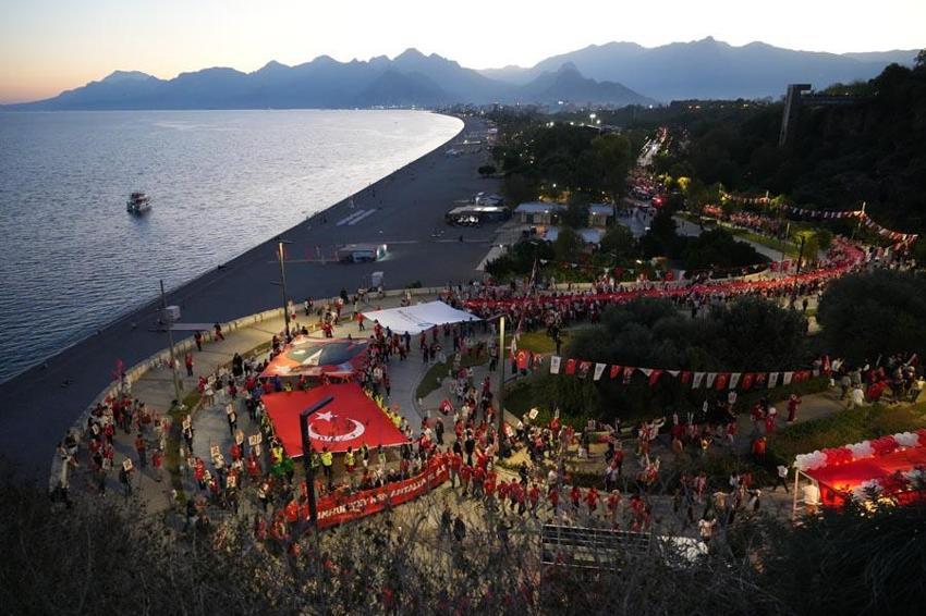 Antalya'da Cumhuriyet coşkusu! 400 metrelik dev bayrağı yüzlerce kişi taşıdı