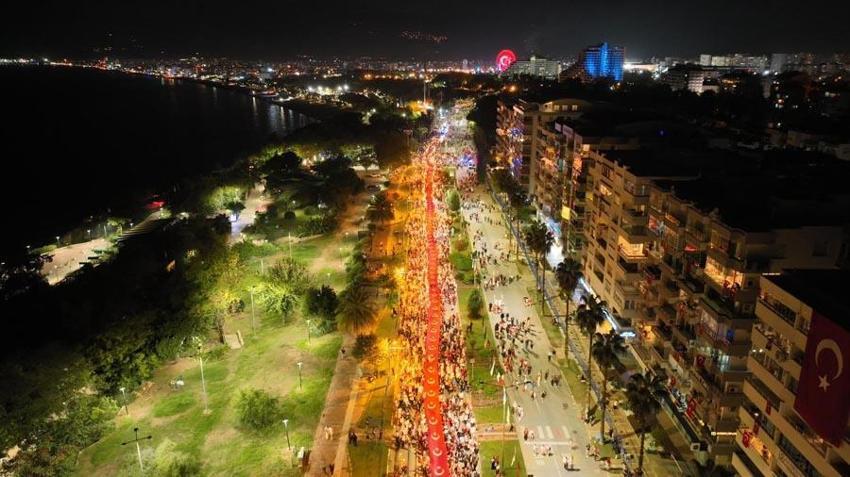 Antalya'da Cumhuriyet coşkusu! 400 metrelik dev bayrağı yüzlerce kişi taşıdı