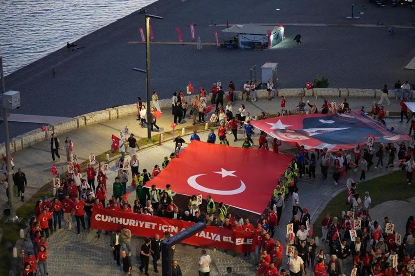 Antalya'da Cumhuriyet coşkusu! 400 metrelik dev bayrağı yüzlerce kişi taşıdı
