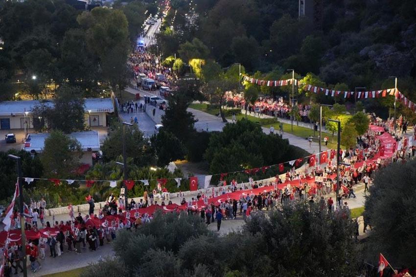 Antalya'da Cumhuriyet coşkusu! 400 metrelik dev bayrağı yüzlerce kişi taşıdı