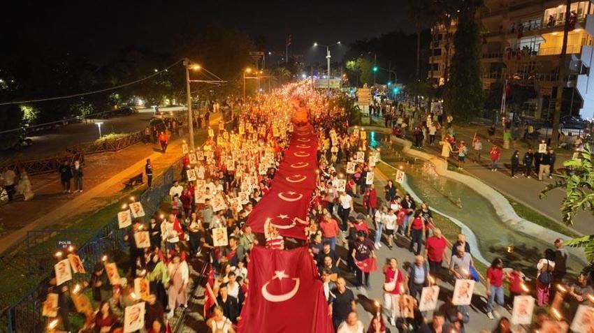 Antalya'da Cumhuriyet coşkusu! 400 metrelik dev bayrağı yüzlerce kişi taşıdı