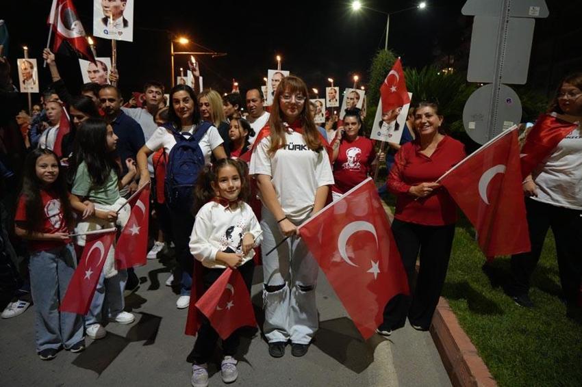 Antalya'da Cumhuriyet coşkusu! 400 metrelik dev bayrağı yüzlerce kişi taşıdı