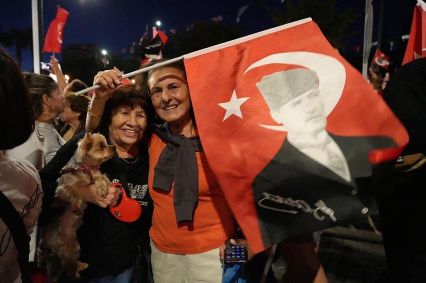 Antalya'da Cumhuriyet coşkusu! 400 metrelik dev bayrağı yüzlerce kişi taşıdı