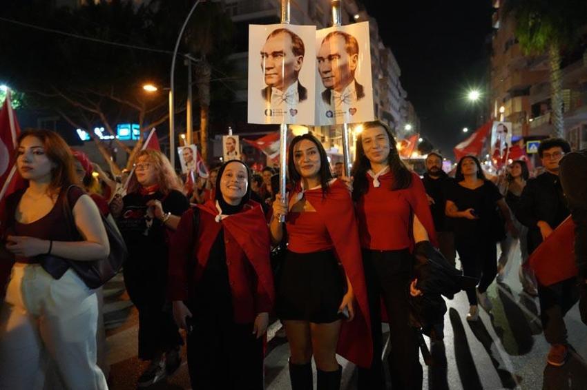 Antalya'da Cumhuriyet coşkusu! 400 metrelik dev bayrağı yüzlerce kişi taşıdı