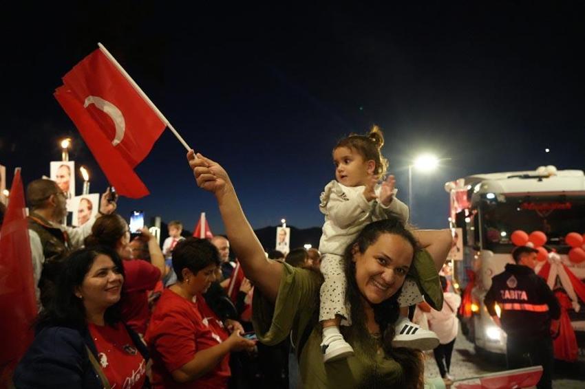 Antalya'da Cumhuriyet coşkusu! 400 metrelik dev bayrağı yüzlerce kişi taşıdı