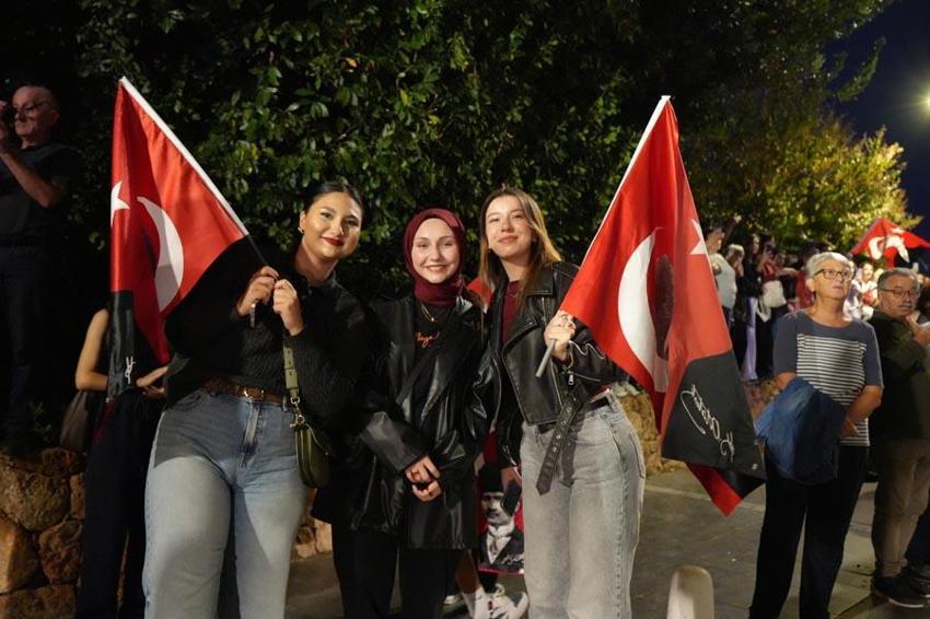 Antalya'da Cumhuriyet coşkusu! 400 metrelik dev bayrağı yüzlerce kişi taşıdı