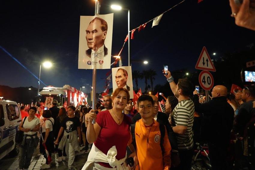 Antalya'da Cumhuriyet coşkusu! 400 metrelik dev bayrağı yüzlerce kişi taşıdı