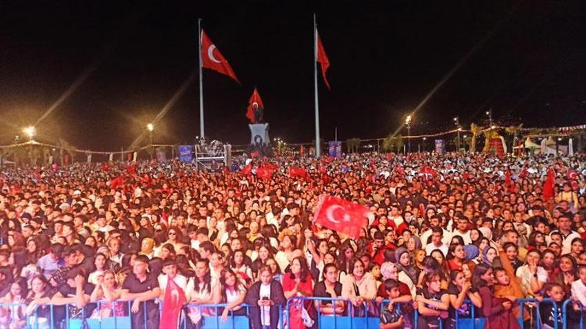 Hatay'ın İskenderun sahilinde Cumhuriyet coşkuşu