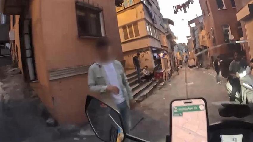 Beyoğlu'nda korku dolu dakikalar! İspanyol Youtuber'ı takip edip darbettiler; 'Niye çekiyorsun'