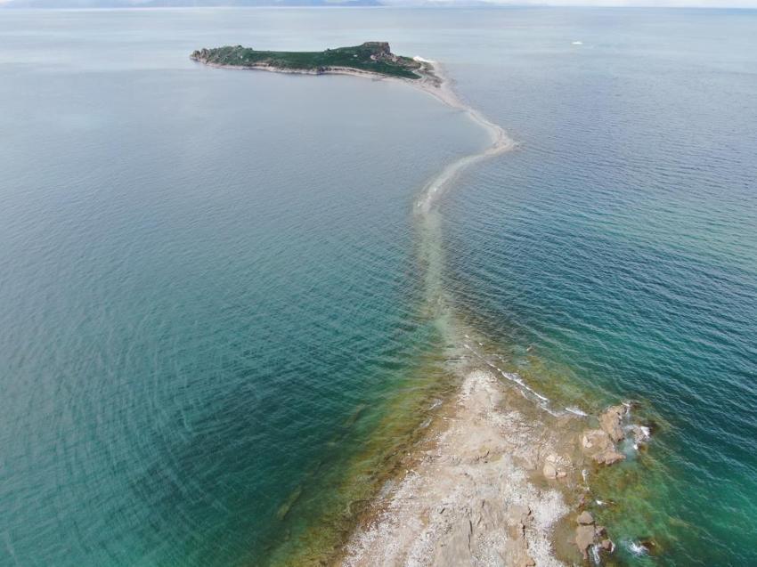 Van'da yüzde 80'i gün yüzüne çıktı! Ada yolu üzerinde bulundu