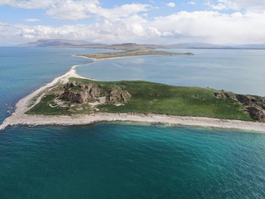 Van'da yüzde 80'i gün yüzüne çıktı! Ada yolu üzerinde bulundu